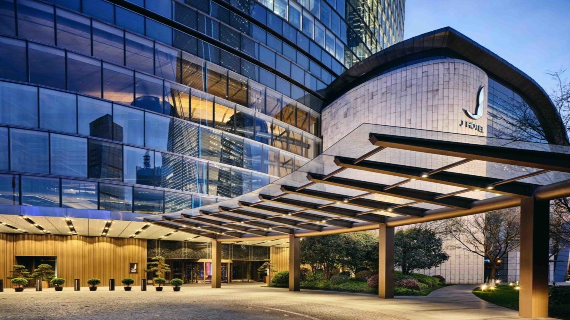 World Highest Luxury Hotel Opens in China