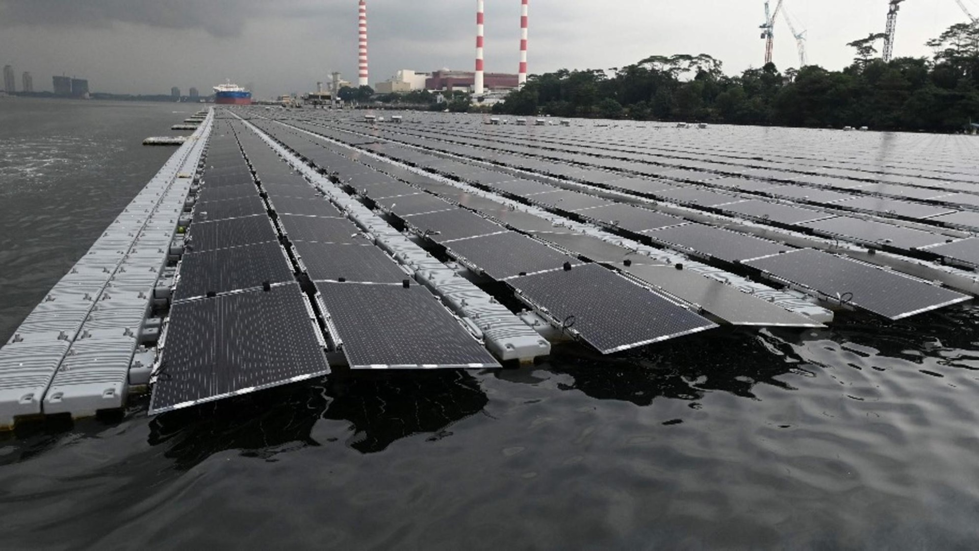 Now Singapore Has the World’s Largest Floating Solar Panel Farms
